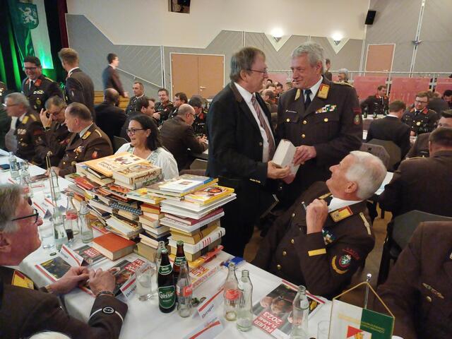Hatte lange Zeit eine tragende Rolle im Bezirk Liezen inne: Nun durfte der ehemalige Bezirkshauptmann Christian Sulzbacher 95 Bücher heimtragen. | Foto: BFV Liezen/Schlüßlmayr