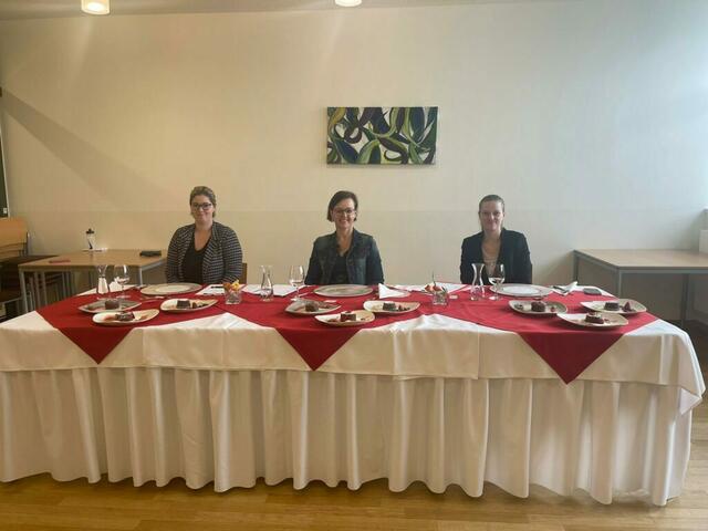 Jury: Viktoria Mitterbuchner, Magdalena Brandl (beide Lehrkräfte HBLW und Direktorin Margit Parzer (Mitte)