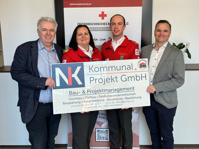 Manfred Korntheuer, Rotkreuz-Bezirksstellenleiterstellvertreter Katrin Wiesinger und Daniel Rauchecker mit Andreas Schnabl von NK Kommunnal.Projekt GmbH | Foto: RKNÖ / Neulengbach