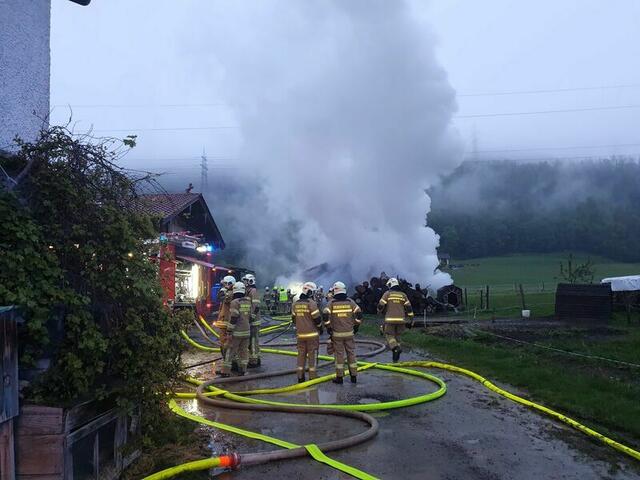 Mit fünf Strahlrohren wurde rund um das Gebäude ein umfassender Löschangriff gestartet und eine Wasserversorgung aus den umliegenden Hydranten und Bassins aufgebaut. | Foto: Freiwillige Feuerwehr Kuchl