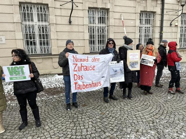 Hans Lutsch gemeinsam mit Mitgliedern des Vereins gegen Tierfabriken bei einer Demonstration vor dem Schloss Mirabell. | Foto: Philip Steiner