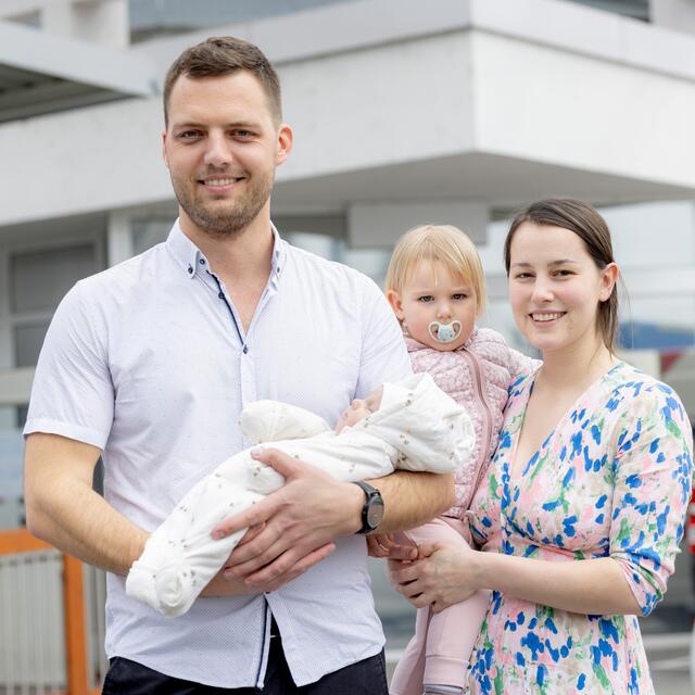 Die Eltern Nina Mohorko und Tadej Iršič mit Erik und seiner Schwester Lana. | Foto: LKH-Univ. Klinikum Graz/Marija Kanizaj