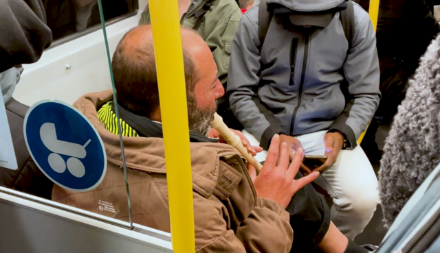 Ein Blockflötenspieler gibt seine schönsten Töne in der U1 zum Besten. Die anderen Fahrgäste können dem jedoch recht wenig abgewinnen. | Foto: z.V.g.