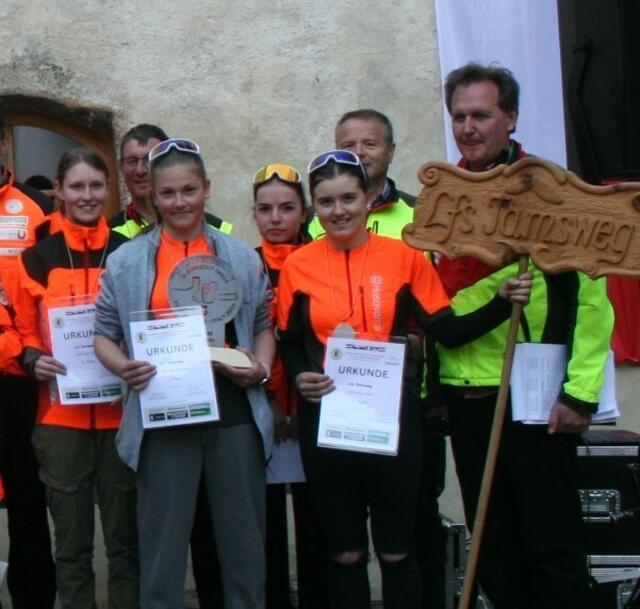 Das Mädchenteam der Landwirtschaftsschule Tamsweg (mit Organisator Hannes Kröpfl) holte beim Mannschaftsbewerb der Waldolympiade den dritten Platz. | Foto: LFS Tamsweg