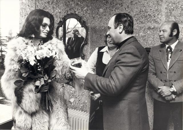 Sophia Loren, der damalige Bürgermeister Johann Huber, Franz Maislinger (rechts) und im Hintergrund Elfriede Maislinger. | Foto: Baier