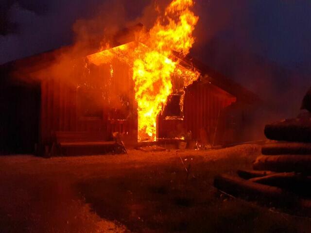 Am frühen Dienstagmorgen stand ein landwirtschaftliches Nebengebäude in der Gemeinde Kuchl in Vollbrand. | Foto: Freiwillige Feuerwehr Kuchl