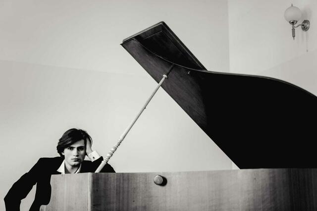 Der Pianist Denys Dragon spielt auf der Wieden. | Foto: Foto: Andrej Grilc