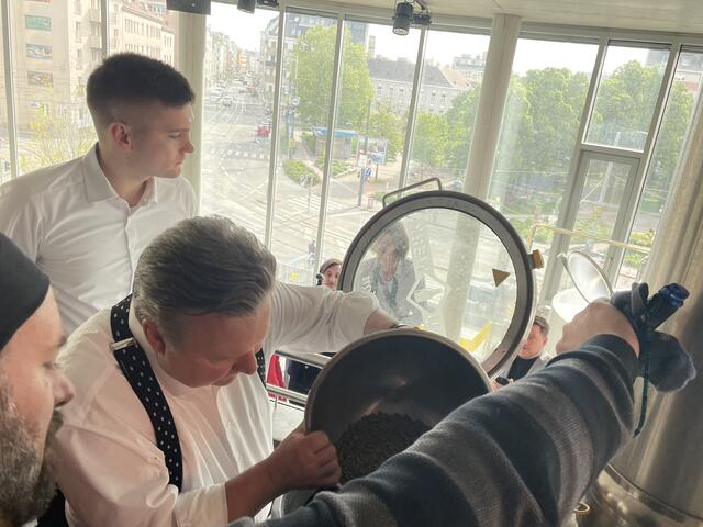 Beim Inselbier-Brauen packte der Stadtchef selbst kräftig mit an. | Foto: Fabian Franz