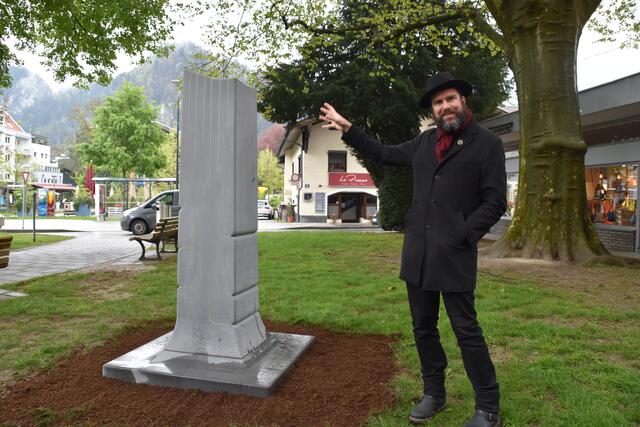 Kulturreferent Klaus Reitberger erklärte die Hintergründe sowie die Bedeutung der Skulptur.  | Foto: Barbara Fluckinger