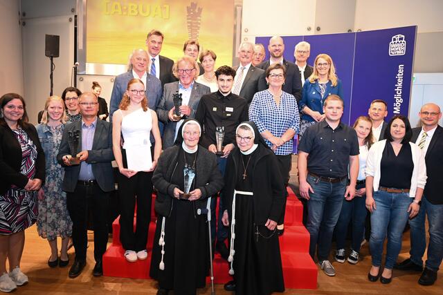 Am 11. April wurden die [a:bua]-Preisträgerinnen
und Preisträger der Stadt Waidhofen ausgezeichnet. In Vertretung der Landeshauptfrau sprach Landtagsabgeordneter Karl Wilfing (hinten 4.v.l.).
Ebenso zu Gast war Landesrätin Ulrike Königsberger-Ludwig (hinten r.).  | Foto: Stadt Waidhofen/Y.