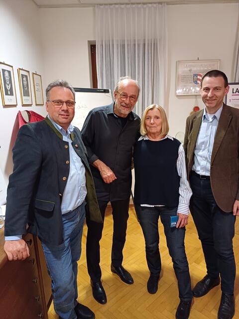v.l.: Bürgermeister Friedrich Pallinger, Wolfgang Wagner, Büchereileiterin a.D. Karin Strobl und GV Johannes Spreitz. | Foto: Marktgemeinde Zeillern