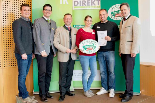 Bezirk Mistelbach, Fam. Koch (v.l.): „Gutes vom Bauernhof“-Projektleiter Simon Kaiblinger, Landwirtschaftskammer NÖ-Vizepräsident Lorenz Mayr, LVDV-Obmann Johann Höfinger, Maria Rögner, Jürgen Koch, Landwirtschaftskammer NÖ-Präsident Johannes Schmuckenschlager. | Foto: LVDV NÖ/dielechnerei