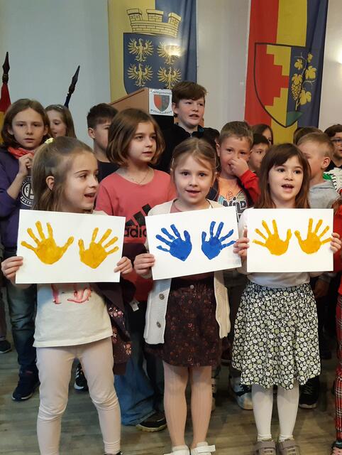 Pillichsdorfs Volksschulkinder gaben lautstark ihr Bestes mit einem Lied über ihre geliebte Schule.