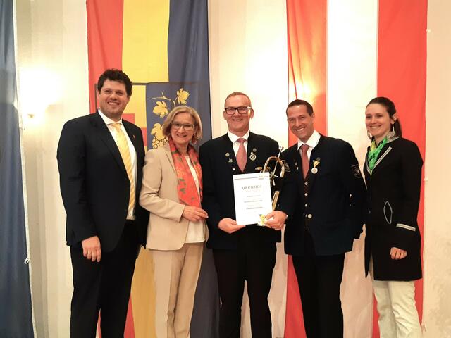 Bürgermeister Florian Faber, Landeshauptfrau Johanna Mikl-Leitner sprechen über die Entwicklung Pillichsdorfs und ehren die 40-jährige Blasmusik Mitgliedschaft von Manfred Männersdorf.