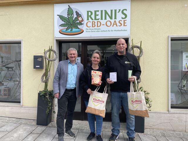 Kindbergs Bürgermeister Christian Sander, Isolde Holzer, die Lebensgefährtin von Kienberger und Reinhard Kienberger vor "Reini's CBD-Oase". | Foto: MeinBezirk.at