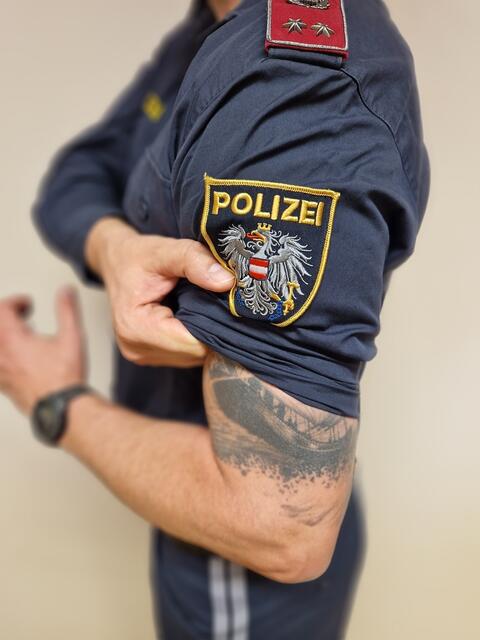 Karriere bei der Polizei mit sichtbaren Tattoos? Das ist in Österreich seit 1. Juni 2023 möglich.  | Foto: BMI