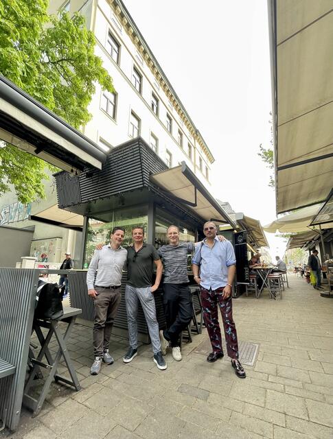Johannes Paul Rittenauer (l.) eröffnet das neue Lokal Paul &amp; Worthmann am Kutschkermarkt.  | Foto: Paul Rittenauer privat