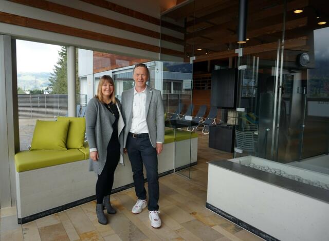 Die neue Saunapächterin Barbara Tausch und der bisherige Pächter Hubert Wolfinger. | Foto: Marktgemeinde Nußdorf-Debant
