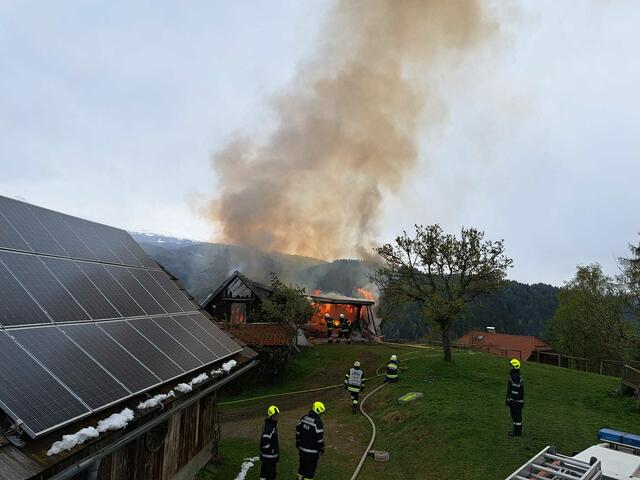 Rund 60 Feuerwehrleute löschten die Flammen bei einem Brand in Neumarkt. | Foto: FF Neumarkt