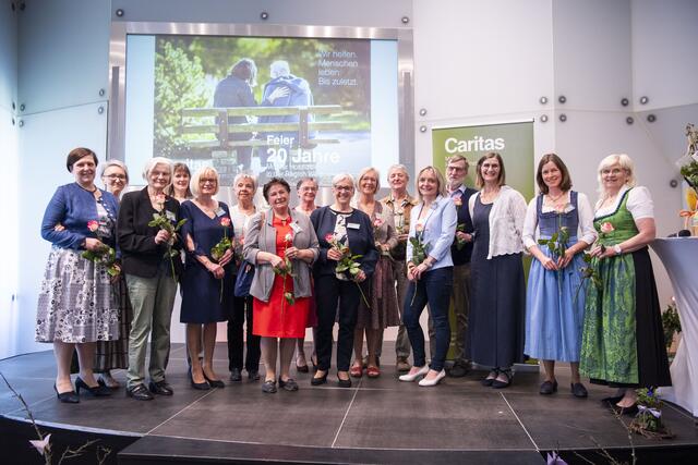 18 ehrenamtliche Hospiz - und TrauerbegleiterInnen und Koordinatorin DSA Andrea Hürner sind in der Region Waidhofen/Ybbs nun bereits seit 20 Jahren aktiv. | Foto: Daniela Matejschek