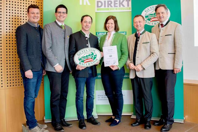 Bezirk Gänserndorf, Fam. Hofmeister (v.l.): „Gutes vom Bauernhof“-Projektleiter Simon Kaiblinger, Landwirtschaftskammer NÖ-Vizepräsident Lorenz Mayr, Johannes Hofmeister, Christine Hofmeister, LVDV-Obmann Johann Höfinger, Landwirtschaftskammer NÖ-Präsident Johannes Schmuckenschlager | Foto: LVDV NÖ/dielechnerei