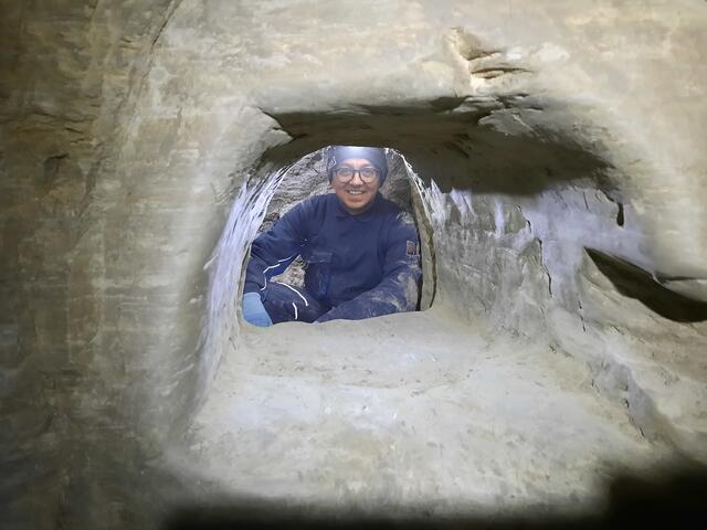 Raimund Edlinger im Erdstall vor dem waagrechten Schlupf. | Foto: FH OÖ Kurt Niel