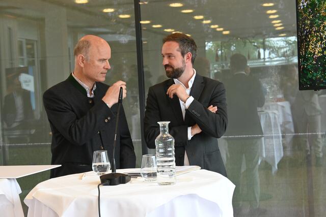 "Es ist mir ein Anliegen und Teil meines Lebens, unsere Lieferanten zu kennen und ihnen auch immer wieder mal einen Besuch abzustatten", sagt Rudi Obauer (v.l.) mit LH Stv. Stefan Schnöll.  | Foto: Martin Schöndorfer, 2024
