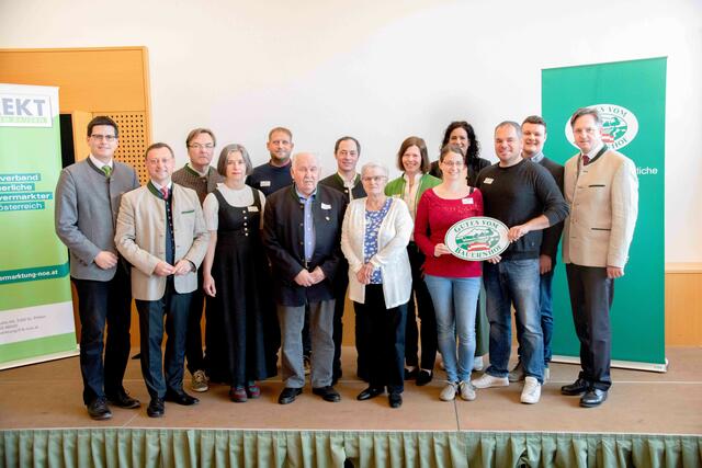 1. Reihe (v.l.): Landwirtschaftskammer NÖ-Vizepräsident Lorenz Mayr, LVDV-Obmann Johann Höfinger, Romana Ring, Johann Gruscher, Rosa Wibiral, Maria Rögner, Jürgen Koch, Landwirtschaftskammer NÖ-Präsident Johannes Schmuckenschlager,
2. Reihe (v.l.): Norbert Ring, Philipp Frühwirth, Johannes Hofmeister, Christine Hofmeister, Sabine Frühwirth, „Gutes vom Bauernhof“-Projektleiter Simon Kaiblinger | Foto: LVDV NÖ/dielechnerei