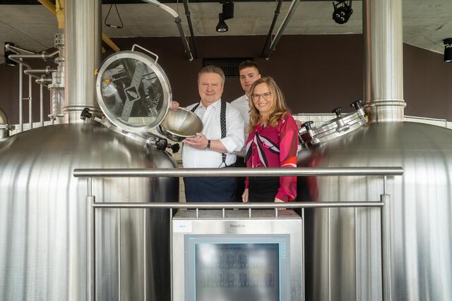 Beim Inselbier-Brauen packte der Stadtchef selbst kräftig mit an. | Foto: Markus Sibrawa