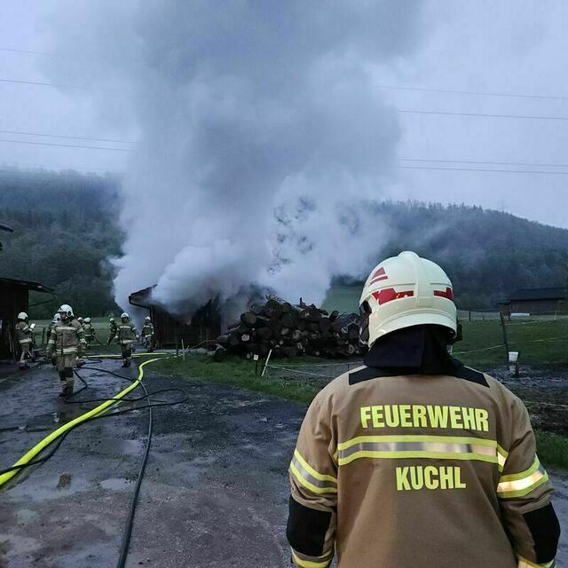 Für die Brandbekämpfung und Nachlöscharbeiten standen bei dem Vollbrand Mittwochmorgen in Kuchl 9 Atemschutztrupps im Einsatz. | Foto: FF Kuchl