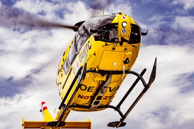 Der schwer Verletzte wurde mit dem Rettungshubschrauber ins AKH nach Wien geflogen. | Foto: FOTOKERSCHI.AT / KERSCHBAUMMAYR