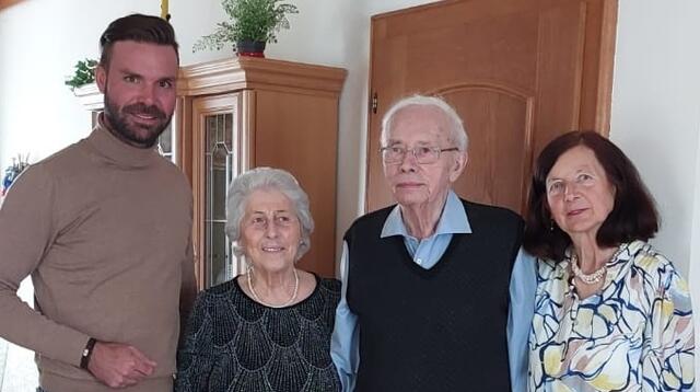 Von links: Bürgermeister David Bergsmann, Inge und Josef Aichinger sowie Seniorenbundobfrau Leopoldine Weinberger. | Foto: Privat