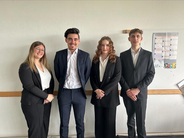 Die erfolgreichen Maturanten der HAK Lambach: Julia Ablinger, Raphael Feilmayr, Victoria Bruckbauer und Roman Kreuzmayr