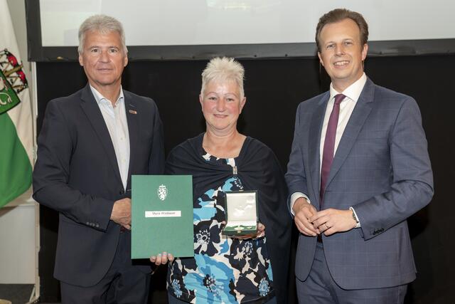 Maria Wiesbauer mit LR Karlheinz Kornhäusl (r.) und Manfred Walch (l.) von der Sportunion | Foto: Land Steiermark/Robert Binder