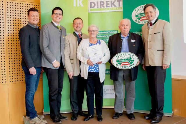 Bezirk Hollabrunn, Fam. Gruscher: (v.l.): „Gutes vom Bauernhof“-Projektleiter Simon Kaiblinger, Landwirtschaftskammer NÖ-Vizepräsident Lorenz Mayr, LVDV-Obmann Johann Höfinger, Rosa Wibiral, Johann Gruscher, Landwirtschaftskammer NÖ-Präsident Johannes Schmuckenschlager | Foto: LVDV NÖ/dielechnerei