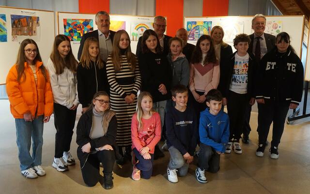 vlnr: Gerold Stagl (Landesdirektor Wiener Städtische), Bürgermeister Thomas Steiner, Harro Pirch (Maler), Landesrätin Daniela Winkler und Peter Bolech (Präsident Lions Club Eisenstadt) mit den Gewinnerinnen und Gewinnern.