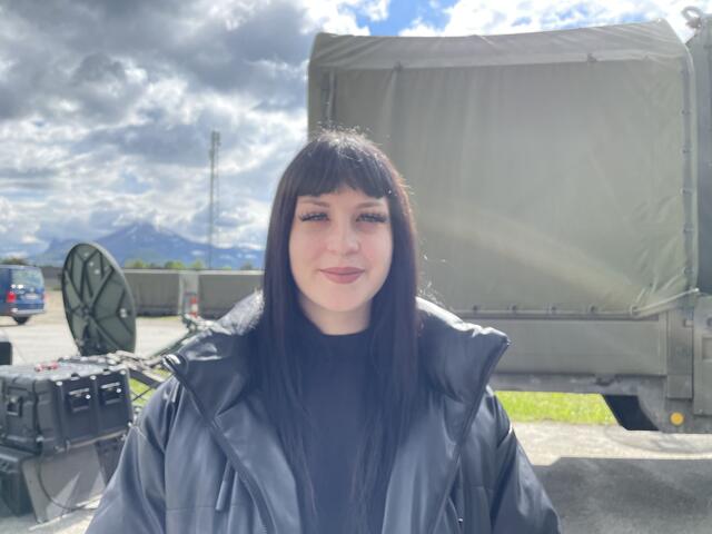 Leonie Ferlitz aus Oberndorf innteressiert sich für die Hundestafel und die Militärpolizei.  | Foto: Rosa Besler