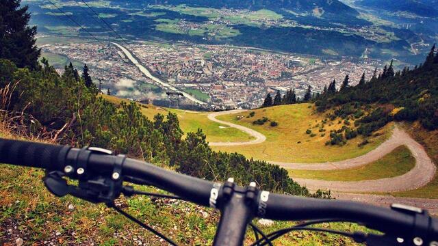 Der Bikepark Innsbruck ist einer der beliebtesten Destinationen für Downhill-Biker.  | Foto: Pixabay/Waldo93 (Symbolbild)