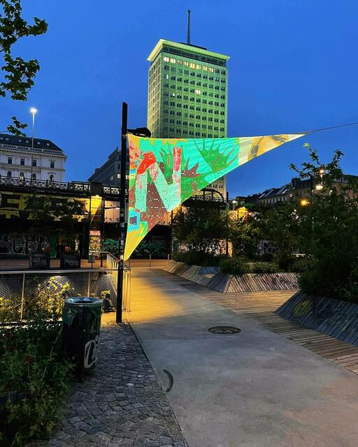 Die Lichtinstallation "Der Ferne so nah" von der Firma lumine untermauert die Veröffentlichung der App bei den schwimmenden Gärten am Donaukanal.  | Foto: VDonaukanal / Instagram