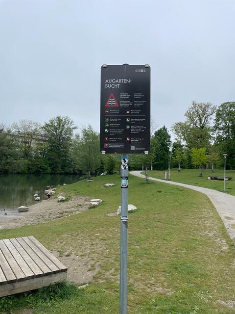An vermeidlichen Badebuchten wie hier im Augarten stehen Hinweisschilder mit der Aufschrift: "Kein Badezugang".  | Foto: MeinBezirk