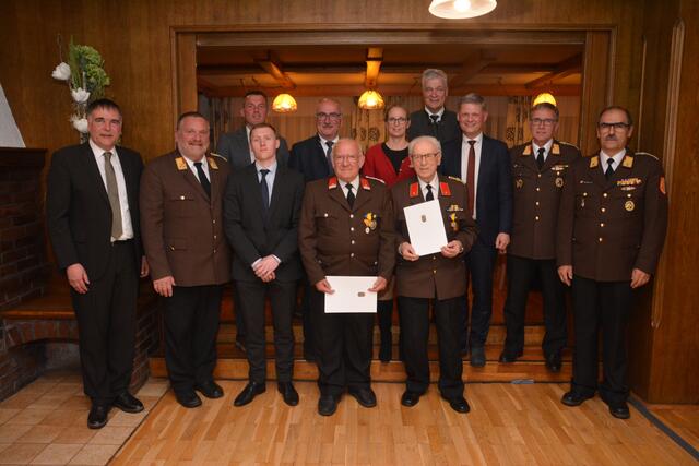 v.l.: vorne: Thomas Raidl, Rudolf Katzengruber, Daniel Mörtinger (BH Amstetten), Wilhelm Schmid, Leopold Sonnleitner
hinten: Josef Pöchhacker, Gerhard Lueger, Manuela Zebenholzer, Anton Kasser, Andreas Hanger, Leopold Herzog, Christian Pachler | Foto: Stefan Schnabl