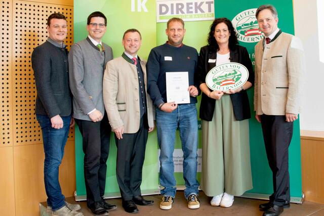 Bezirk Baden, Fam. Frühwirth (v.l.): „Gutes vom Bauernhof“-Projektleiter Simon Kaiblinger, Landwirtschaftskammer NÖ-Vizepräsident Lorenz Mayr, LVDV-Obmann Johann Höfinger, Philipp Frühwirth, Sabine Frühwirth, Landwirtschaftskammer NÖ-Präsident Johannes Schmuckenschlager | Foto: LVDV NÖ/dielechnerei