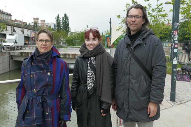 Die Vorsitzende des Vereins "Kultur1" Romana Rotschopf (l.) präsentierte gemeinsam mit der Künstlerin und Kommunikationsbeauftragten Catherine Spet und dem künstlerischem Leiter und Künstler Markus Wintersberger (r.) die "Vdonaukanal" App. | Foto: Maximilian Spitzauer