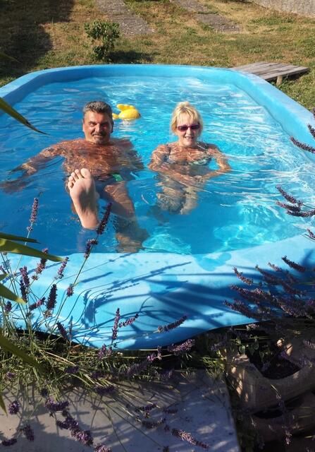 Georg und Waltraud Ragyoczy in ihrer "großen Badewanne". | Foto: privat