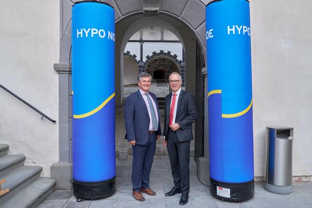 HYPO NOE Vorstand Wolfgang Viehauser und Erwin Klissenbauer, Geschäftsführer der Schallaburg. | Foto: HYPO NOE / Monihart