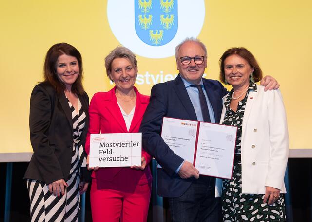 Innovatiospreis für die Mostviertler Feldversuche: Doris Farthofer (Destillerie Farthofer), Gudrun Vösenhuber (Mostviertel Tourismus) und Erich Mayrhofer (Landgasthof Bärenwirt) nehmen den Preis von Staatssekretärin Susanne Kraus-Winkler entgegen. | Foto: BMAW/Studio Horst