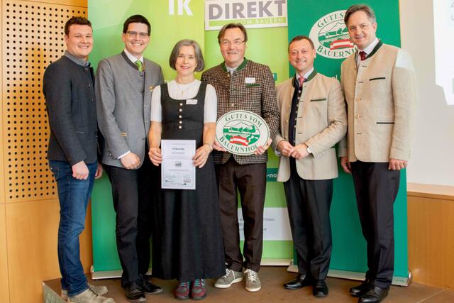 Bezirk Krems, Fam. Ring (v.l.): „Gutes vom Bauernhof“-Projektleiter Simon Kaiblinger, Landwirtschaftskammer NÖ-Vizepräsident Lorenz Mayr, Romana Ring, Norbert Ring, LVDV-Obmann Johann Höfinger, Landwirtschaftskammer NÖ-Präsident Johannes Schmuckenschlager | Foto: LVDV NÖ/dielechnerei