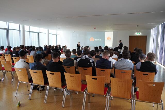 Zahlreiche Berufsschüler sahen sich die Präsentation in Wals an. | Foto: Emanuel Hasenauer