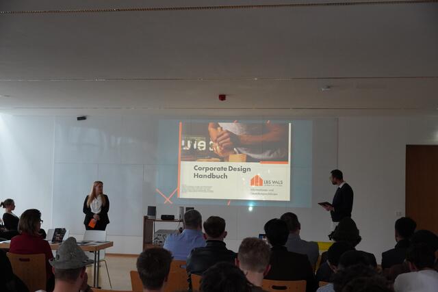 Die Schüler präsentieren das neue Corporate Design. | Foto: Emanuel Hasenauer