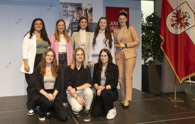 Die Tiroler LandessiegerInnen mit Jugendlandesrätin Astrid Mair (re.) von links Lana Aleid, Valerie Achleitner, Sophie Gruber und Anna-Sofie Juffinger, knieend von links Sophie Wirth, Sandra Mittermayer und Hannah Feuerstein. Auf dem Foto fehlt Felix Maurer. | Foto: © Land Tirol/Die Fotografen